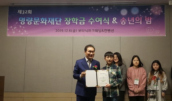 박희영 이사장이 장학생들에게 장학금을 전달하고 개별적으로 기념촬영에 응해 주는 모습